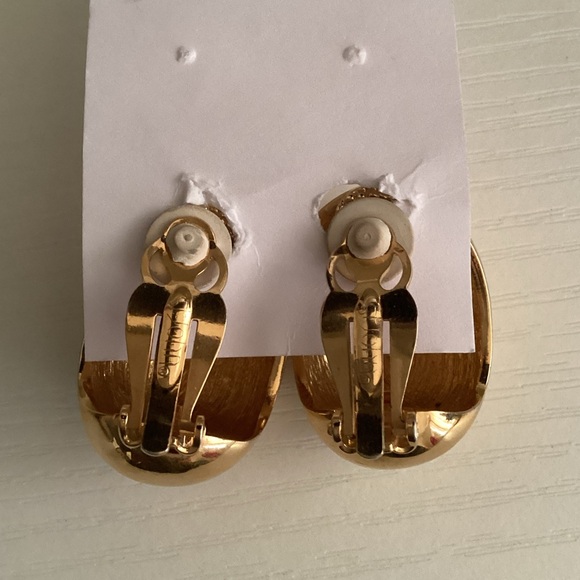 Vintage St. John Gold Plated Thick Drop Clip On Earrings - Picture 2 of 2